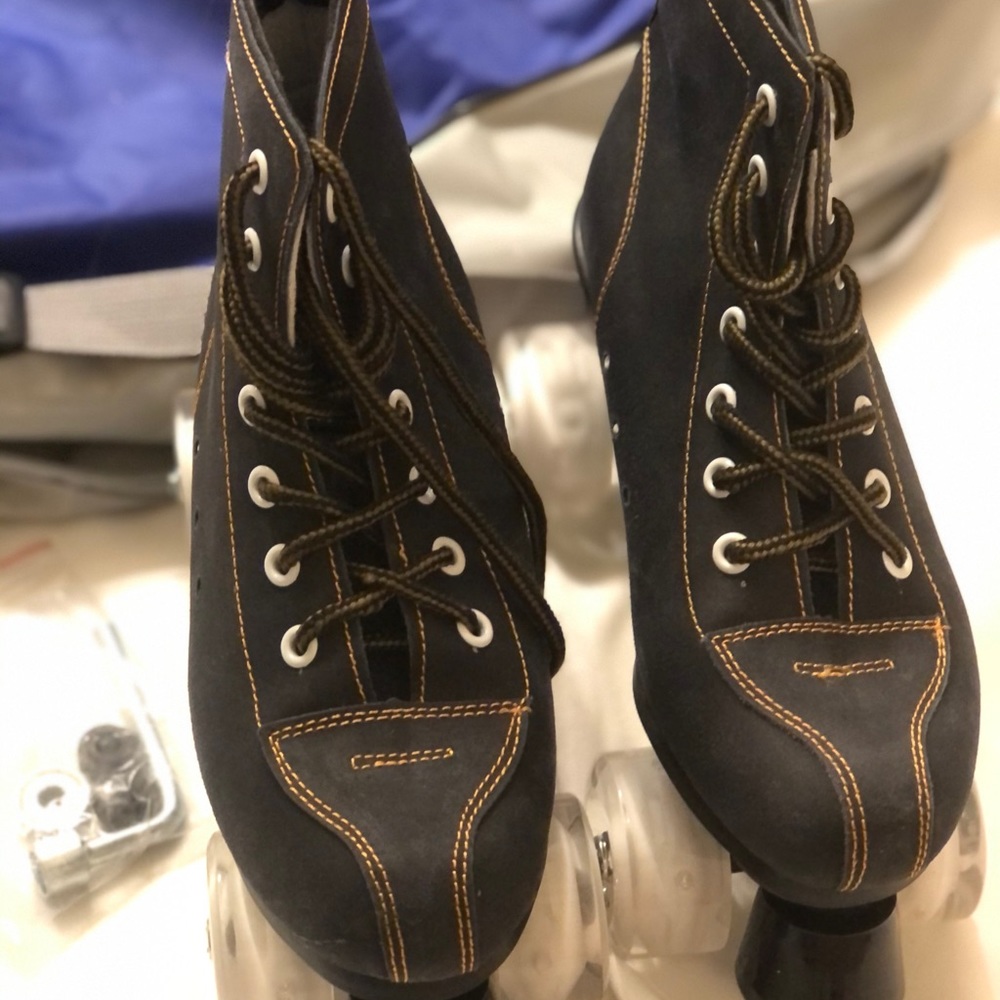 Brand-New Navy Roller-Skates with box, bag & tools